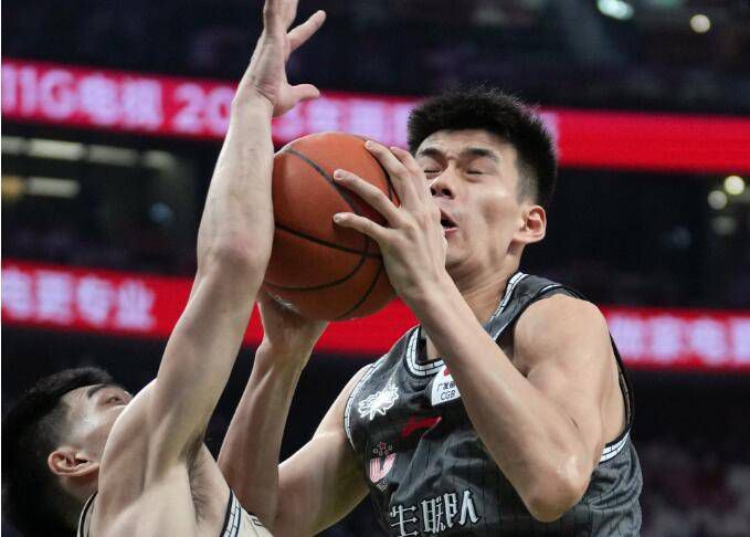 百亿美元票房卡司班底强强联手，好莱坞最强特效团队倾力打造，引爆视听盛宴，3月14日来影院一起冒险！荷兰弟上天入海全程开挂体验全新极致嗨爽观感在曝光的定档海报中，内森整个人挂在大船桅杆之上向下望去，似乎危险临近