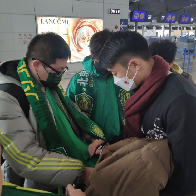 林家栋黑色套装和白衬衫，儒雅帅气